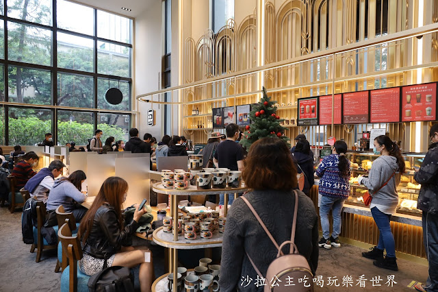 全台第一間進駐飯店的『星巴克(時代寓所門市)』銅面圓管線條打造藝術中島吧檯 4 全台第一間進駐飯店的『星巴克(時代寓所門市)』銅面圓管線條打造藝術中島吧檯