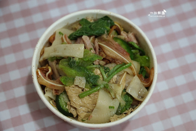 宜蘭東門夜市『雞老爺鹹水雞』任你裝到滿只要85元，滿滿一碗CP值超高