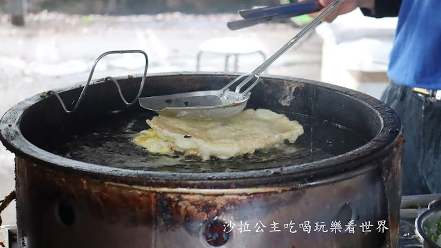 宜蘭頭城人氣美食『頭城車站阿伯炸蛋蔥油餅』蔥油餅/頭城火車站前停車場