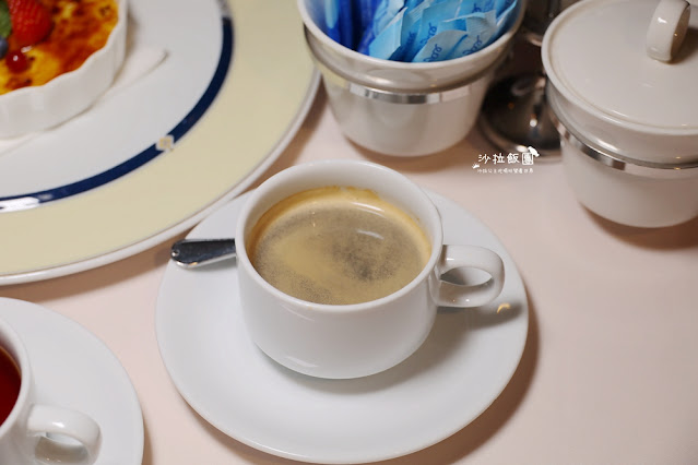 台北必吃牛排，營造郵輪船艙地中海藍白風格，好吃的頂級牛排