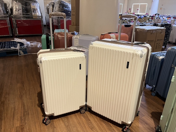 高雄楠梓行李箱特賣會,工廠直營廠拍最低990元起,胖胖箱、前開式行李箱、登機箱、包包通通有 12 高雄楠梓行李箱特賣會,工廠直營廠拍最低990元起,胖胖箱、前開式行李箱、登機箱、包包通通有