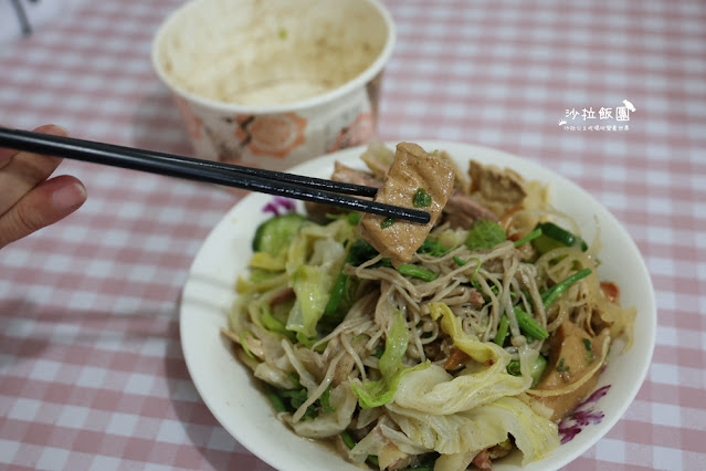 宜蘭東門夜市『雞老爺鹹水雞』任你裝到滿只要85元，滿滿一碗CP值超高