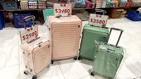 桃園龍潭渴望會館行李箱特賣會，行李箱最低990元起，有胖胖箱、前開式行李箱