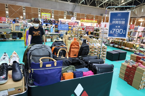 【雙北最大台灣廠拍】tokuyo按摩椅、夏普、名牌運動鞋、伊蕾服飾 113 【雙北最大台灣廠拍】tokuyo按摩椅、夏普、名牌運動鞋、伊蕾服飾