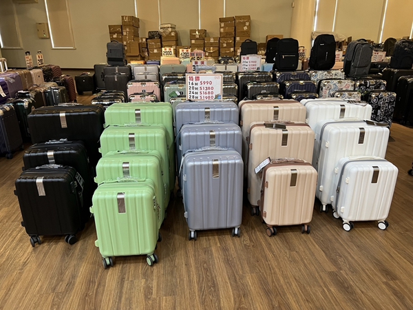 台中豐原行李箱特賣會，工廠直營廠拍990元起，包包、公事包通通有
