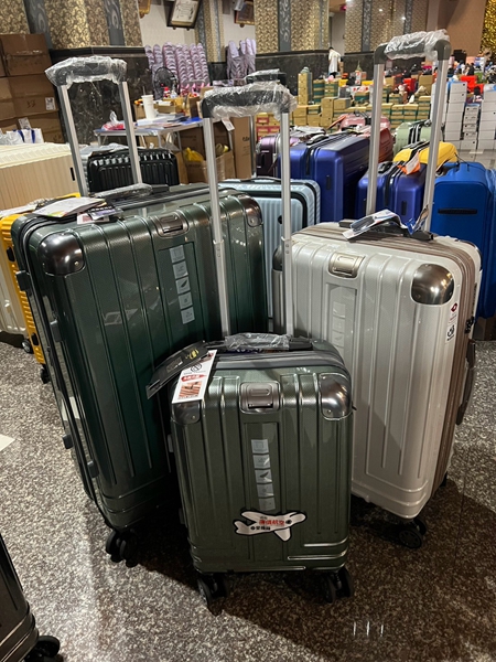 南投埔里行李箱特賣會,工廠直營廠拍,最低990元起,胖胖箱、登機箱、包包通通有 10 南投埔里行李箱特賣會,工廠直營廠拍,最低990元起,胖胖箱、登機箱、包包通通有