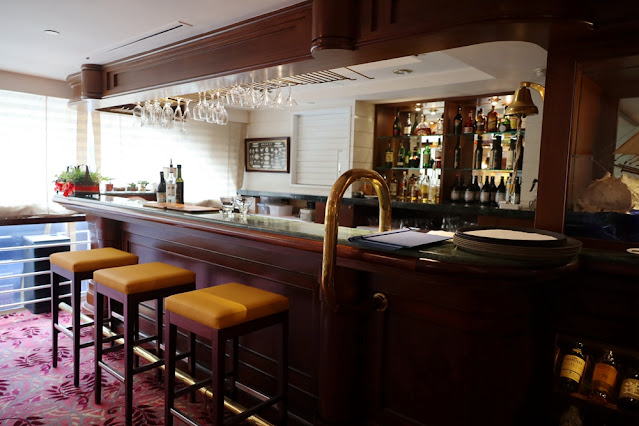 台北必吃牛排，營造郵輪船艙地中海藍白風格，好吃的頂級牛排