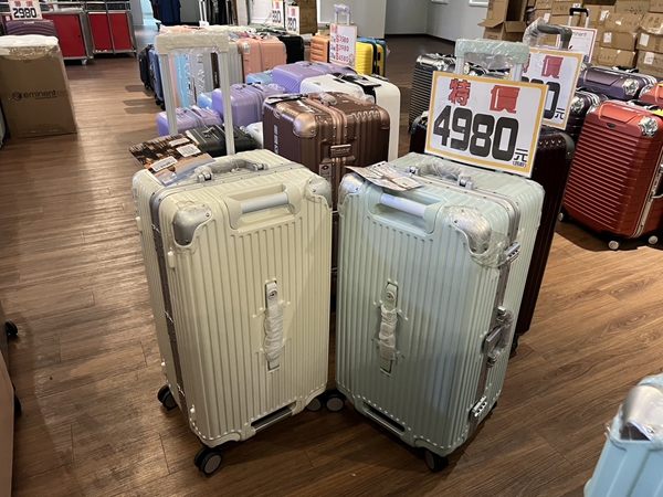 高雄楠梓行李箱特賣會,工廠直營廠拍最低990元起,胖胖箱、前開式行李箱、登機箱、包包通通有 33 高雄楠梓行李箱特賣會,工廠直營廠拍最低990元起,胖胖箱、前開式行李箱、登機箱、包包通通有