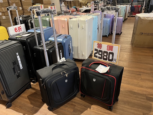 高雄楠梓行李箱特賣會,工廠直營廠拍最低990元起,胖胖箱、前開式行李箱、登機箱、包包通通有 46 高雄楠梓行李箱特賣會,工廠直營廠拍最低990元起,胖胖箱、前開式行李箱、登機箱、包包通通有