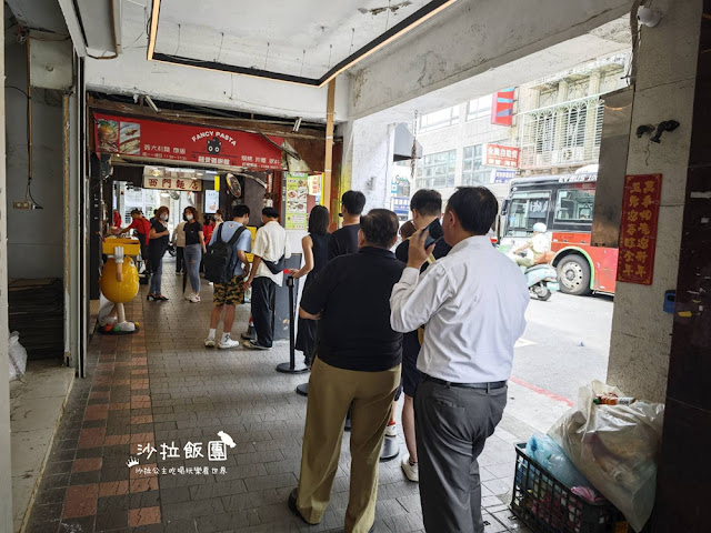 平日下午也要排隊『西門麵店』24小時營業,銷魂豬腳飯 3 平日下午也要排隊『西門麵店』24小時營業,銷魂豬腳飯