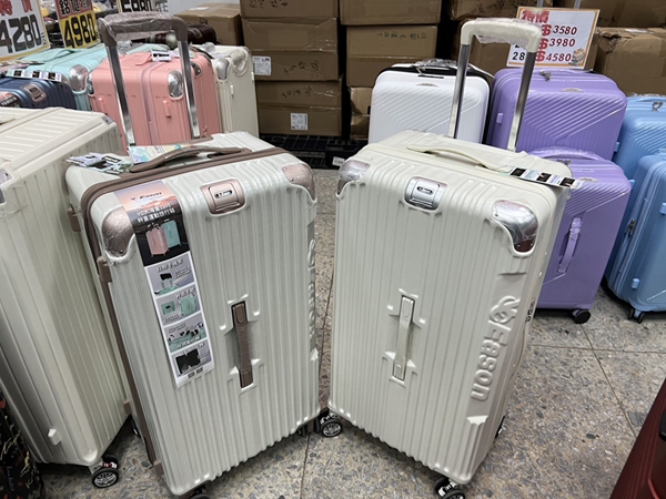 高雄鳳山行李箱特賣會,工廠直營廠拍,行李箱990元起,把握時間 9 高雄鳳山行李箱特賣會,工廠直營廠拍,行李箱990元起,把握時間