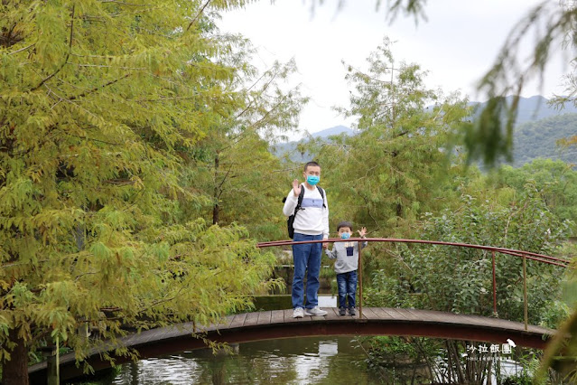 宜蘭景點『勝洋水草休閒農場』釣魚、划竹筏、溫泉魚、玩水、落羽松、IG彩虹傘、DIY