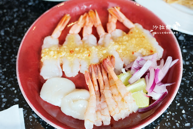 台北吃到飽『泰市場海鮮自助餐廳』天使紅蝦、甜蝦、干貝、極厚蝦餅、泰式奶茶通通吃到飽