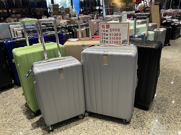 桃園龍潭渴望會館行李箱特賣會，行李箱最低990元起，有胖胖箱、前開式行李箱