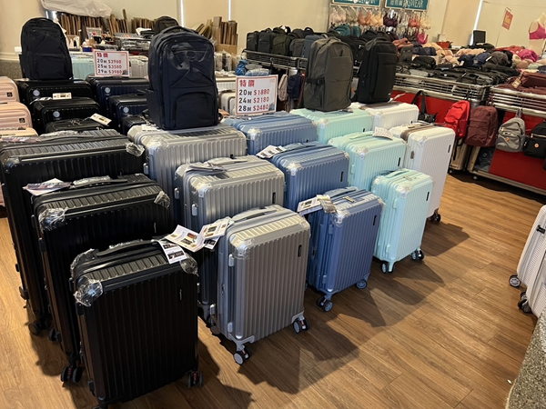 高雄楠梓行李箱特賣會,工廠直營廠拍最低990元起,胖胖箱、前開式行李箱、登機箱、包包通通有 7 高雄楠梓行李箱特賣會,工廠直營廠拍最低990元起,胖胖箱、前開式行李箱、登機箱、包包通通有