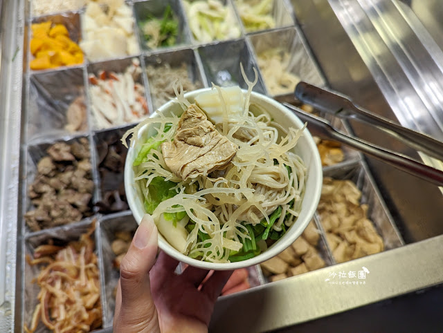 宜蘭東門夜市『雞老爺鹹水雞』任你裝到滿只要85元，滿滿一碗CP值超高