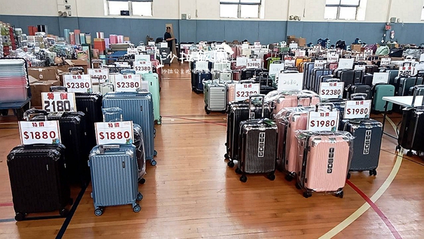 桃園龍潭渴望會館行李箱特賣會，行李箱最低990元起，有胖胖箱、前開式行李箱