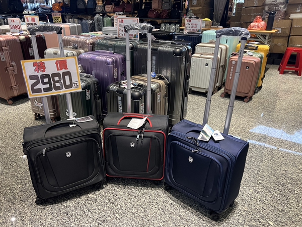 【嘉義新港】行李箱特賣會,工廠直營廠拍最低990元起,胖胖箱、前開式行李箱、後背包 19 【嘉義新港】行李箱特賣會,工廠直營廠拍最低990元起,胖胖箱、前開式行李箱、後背包