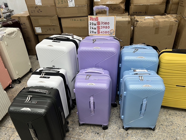 高雄鳳山行李箱特賣會,工廠直營廠拍,行李箱990元起,把握時間 10 高雄鳳山行李箱特賣會,工廠直營廠拍,行李箱990元起,把握時間