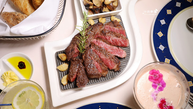 台北必吃牛排，營造郵輪船艙地中海藍白風格，好吃的頂級牛排