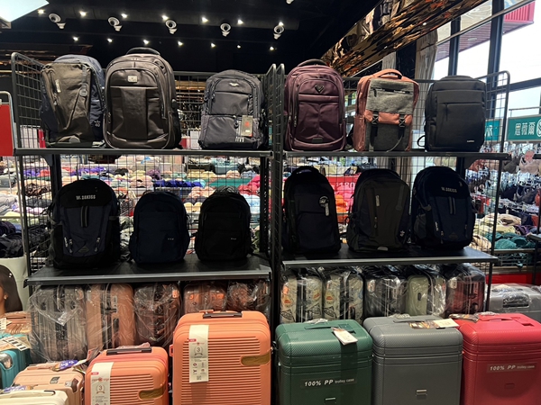 【嘉義新港】行李箱特賣會,工廠直營廠拍最低990元起,胖胖箱、前開式行李箱、後背包 39 【嘉義新港】行李箱特賣會,工廠直營廠拍最低990元起,胖胖箱、前開式行李箱、後背包