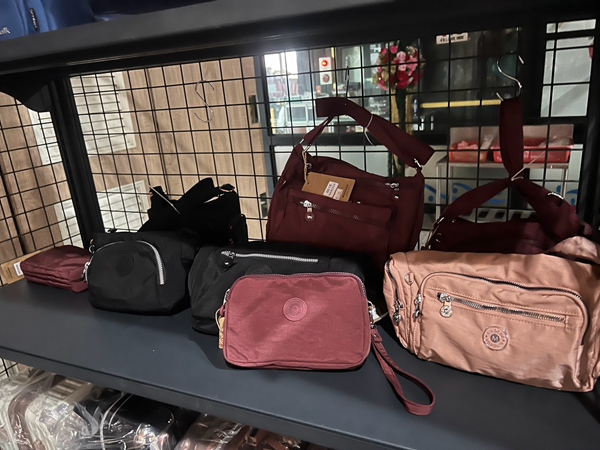 南投埔里行李箱特賣會,工廠直營廠拍,最低990元起,胖胖箱、登機箱、包包通通有 41 南投埔里行李箱特賣會,工廠直營廠拍,最低990元起,胖胖箱、登機箱、包包通通有