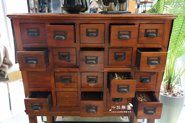 台北吃到飽『泰市場海鮮自助餐廳』天使紅蝦、甜蝦、干貝、極厚蝦餅、泰式奶茶通通吃到飽