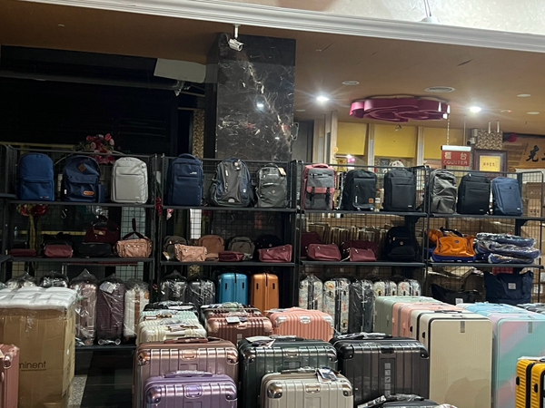 南投埔里行李箱特賣會,工廠直營廠拍,最低990元起,胖胖箱、登機箱、包包通通有 38 南投埔里行李箱特賣會,工廠直營廠拍,最低990元起,胖胖箱、登機箱、包包通通有