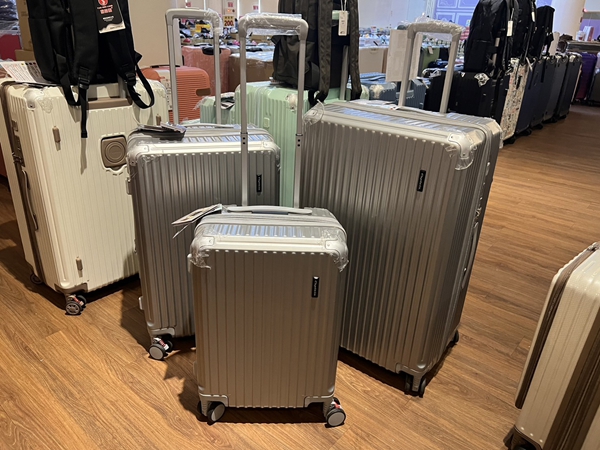 高雄楠梓行李箱特賣會,工廠直營廠拍最低990元起,胖胖箱、前開式行李箱、登機箱、包包通通有 9 高雄楠梓行李箱特賣會,工廠直營廠拍最低990元起,胖胖箱、前開式行李箱、登機箱、包包通通有