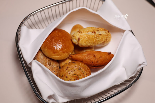 台北必吃牛排，營造郵輪船艙地中海藍白風格，好吃的頂級牛排