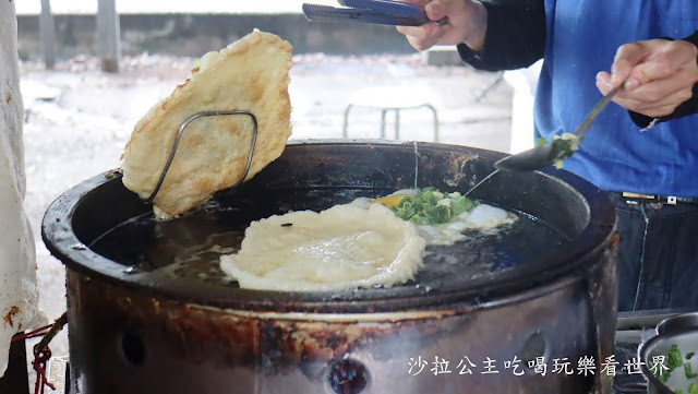 宜蘭頭城人氣美食『阿公蛋蔥餅』蔥油餅/頭城火車站前停車場