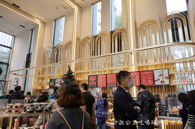 全台第一間進駐飯店的『星巴克(時代寓所門市)』銅面圓管線條打造藝術中島吧檯 3 全台第一間進駐飯店的『星巴克(時代寓所門市)』銅面圓管線條打造藝術中島吧檯