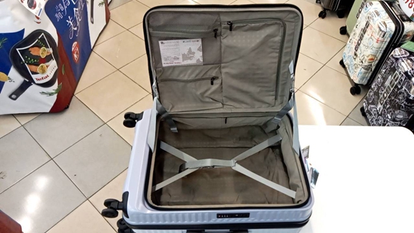 桃園龍潭渴望會館行李箱特賣會，行李箱最低990元起，有胖胖箱、前開式行李箱