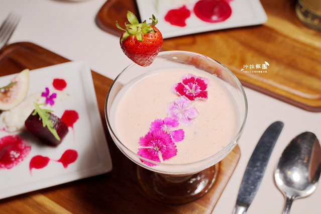 台北必吃牛排，營造郵輪船艙地中海藍白風格，好吃的頂級牛排