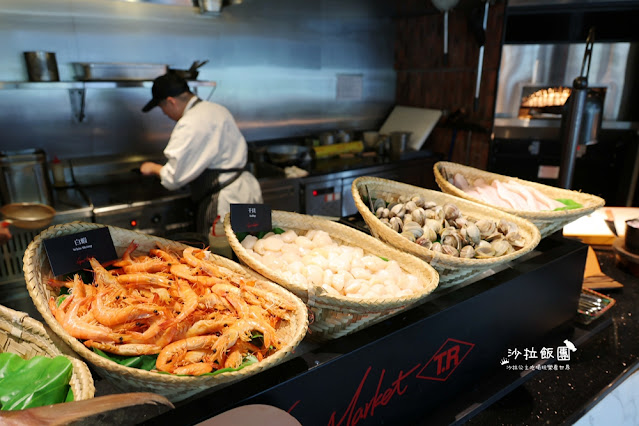 台北吃到飽『泰市場海鮮自助餐廳』天使紅蝦、甜蝦、干貝、極厚蝦餅、泰式奶茶通通吃到飽
