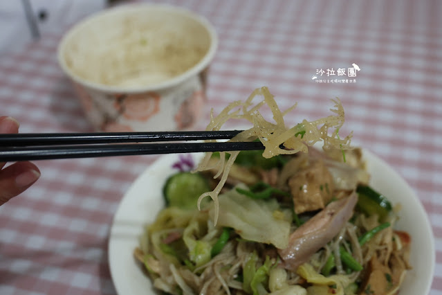 宜蘭東門夜市『雞老爺鹹水雞』任你裝到滿只要85元，滿滿一碗CP值超高