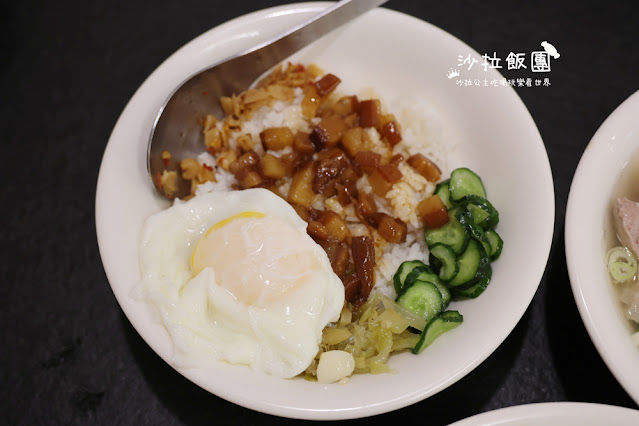 平日下午也要排隊『西門麵店』24小時營業,銷魂豬腳飯 11 平日下午也要排隊『西門麵店』24小時營業,銷魂豬腳飯