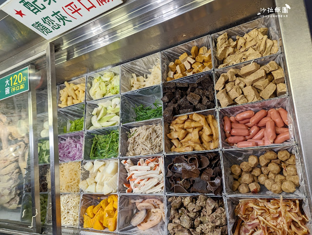 宜蘭東門夜市『雞老爺鹹水雞』任你裝到滿只要85元，滿滿一碗CP值超高