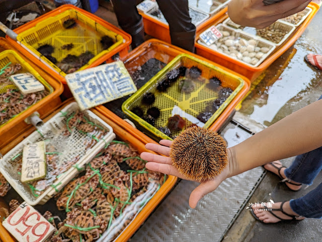 龜吼漁夫市集現剖現吃海膽好鮮甜 7 龜吼漁夫市集現剖現吃海膽好鮮甜