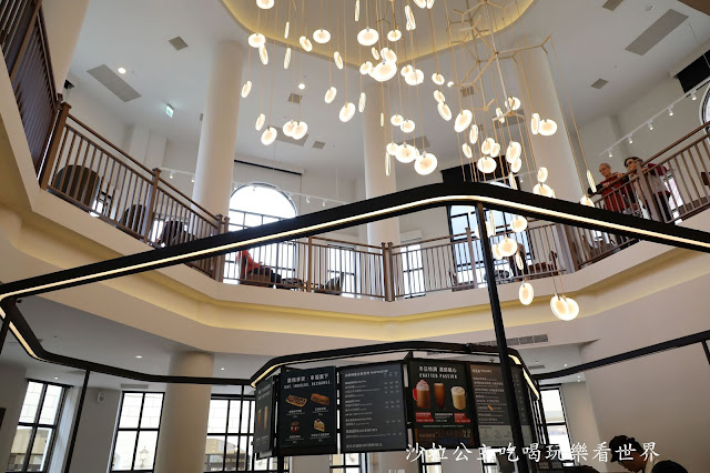 台中景點『麗寶Outlet Mall』打造"小義大利"/全台首間"歐式鐘樓"星巴克鐘樓門市/木育森林 25 台中景點『麗寶Outlet Mall』打造"小義大利"/全台首間"歐式鐘樓"星巴克鐘樓門市/木育森林