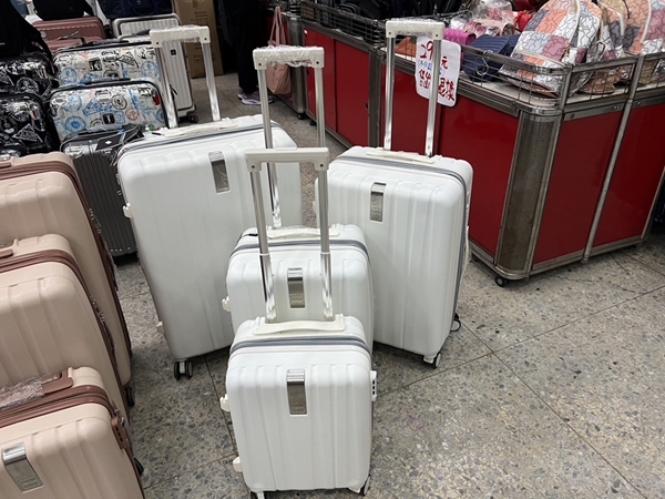 高雄鳳山行李箱特賣會,工廠直營廠拍,行李箱990元起,把握時間 4 高雄鳳山行李箱特賣會,工廠直營廠拍,行李箱990元起,把握時間