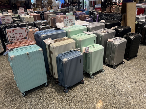 【嘉義新港】行李箱特賣會,工廠直營廠拍最低990元起,胖胖箱、前開式行李箱、後背包 6 【嘉義新港】行李箱特賣會,工廠直營廠拍最低990元起,胖胖箱、前開式行李箱、後背包