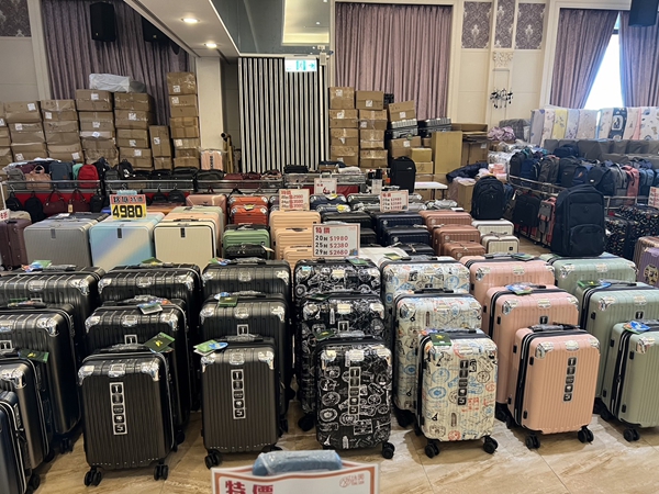 新竹湖口行李箱特賣會,工廠直營廠拍,登機箱990元起,胖胖箱、前開式行李箱、包包 7 新竹湖口行李箱特賣會,工廠直營廠拍,登機箱990元起,胖胖箱、前開式行李箱、包包