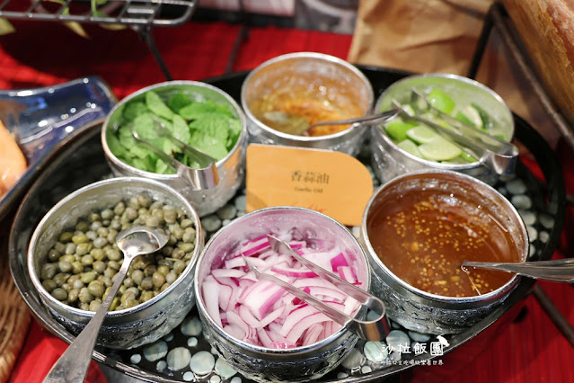 台北吃到飽『泰市場海鮮自助餐廳』天使紅蝦、甜蝦、干貝、極厚蝦餅、泰式奶茶通通吃到飽