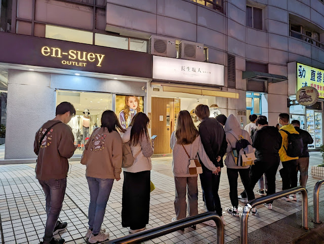 為了吃這碗麵排了快一小時，長生塩人劍潭店士林深夜美食