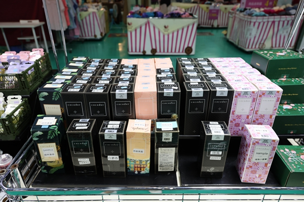 【雙北最大台灣廠拍】tokuyo按摩椅、夏普、名牌運動鞋、伊蕾服飾 96 【雙北最大台灣廠拍】tokuyo按摩椅、夏普、名牌運動鞋、伊蕾服飾