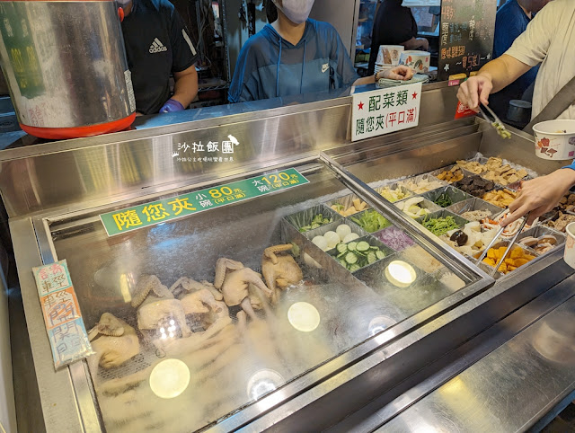 宜蘭東門夜市『雞老爺鹹水雞』任你裝到滿只要85元，滿滿一碗CP值超高