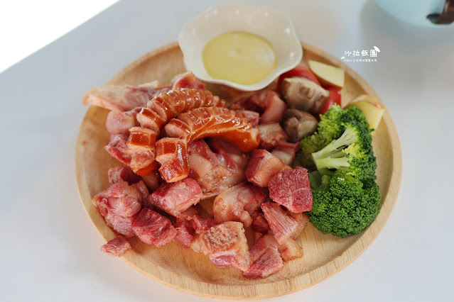 烏來景觀餐廳『瀑布3號』離瀑布最近的距離、兒童遊戲區 19 烏來景觀餐廳『瀑布3號』離瀑布最近的距離、兒童遊戲區