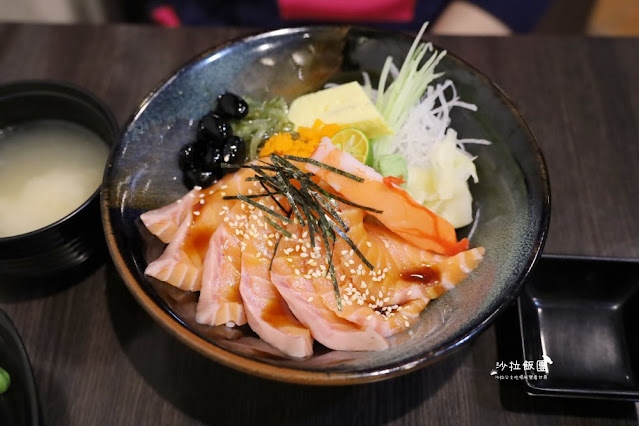 士林美食平價日料『大木屋日式料理』生魚片丼飯、味噌湯無限供應、芝山捷運站
