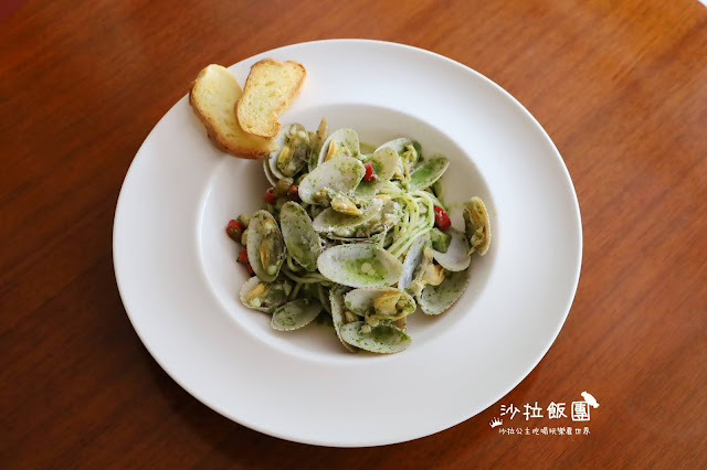 台北輕食.下午茶『歐華酒店-歐麗蛋糕坊』巨無霸紅麴雞腿堡/芒果季限定蛋糕.甜點 14 台北輕食.下午茶『歐華酒店-歐麗蛋糕坊』巨無霸紅麴雞腿堡/芒果季限定蛋糕.甜點